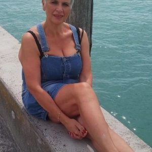 Tu me fais bander quand je te regarde en plein boulot Claire - rencontre-MILF-Ambérieu-en-Bugey