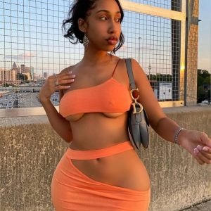 Je cherche un mec qui kiffe les courbes pour des plans chauds à Montargis Aïcha - rencontre-Teen-Montargis
